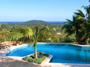 Finca mit Pool und Meerblick